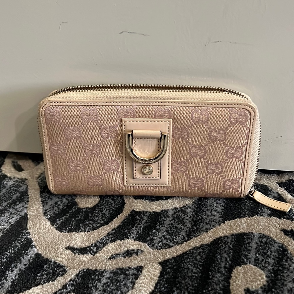 Gucci wallet crème zippered